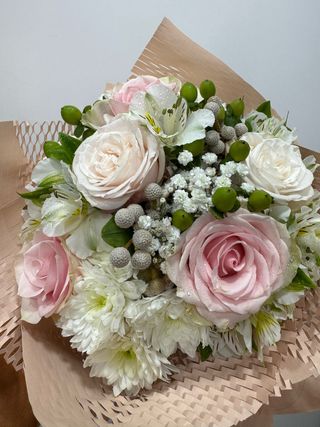 Ramo Rosas Rosa e Flores Brancas