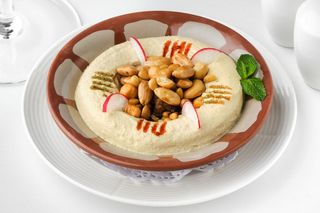 Хумус з м'ясом і горіхами