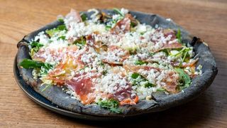 Prosciutto nero pizza srednja