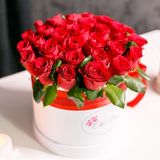 Cutie mare cu trandafiri roșii