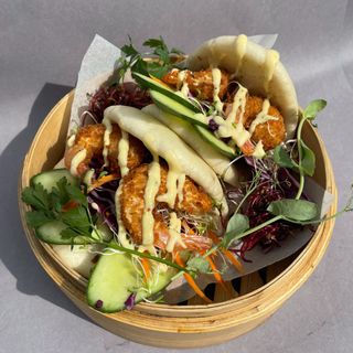 Bao z krewetkami i wasabi mayo