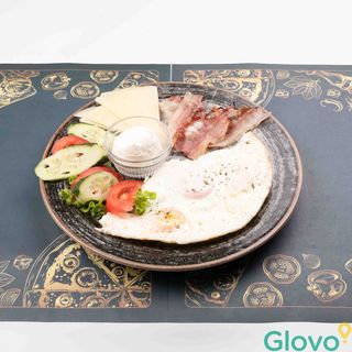 Jaja na oko sa sirom i pancetom