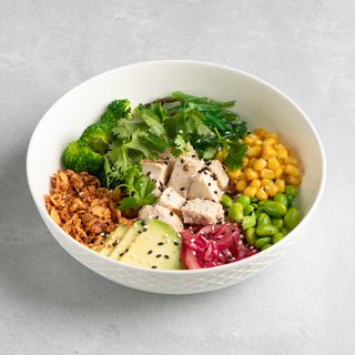 Поке боул с цыпленком, шрирача айоли, японским рисом