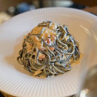 Spaghetti Bianco Nero A La Crema Y Bacon