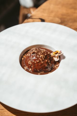 Profiterol cu cremă de ciocolată belgiană și vanilie
