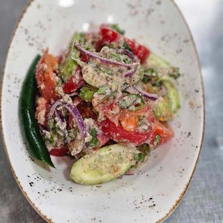 კიტრი პომიდორი ნიგვზით