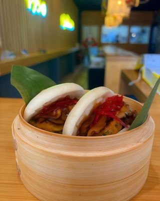 Bao de shiitake, calabacín panko, crema de soja y tonkatsu