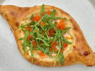 Хачапурі по аджарськи  з лососем і червоною ікрою 