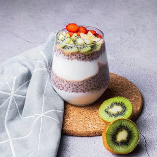 Протеинов шоколадов йогурт с чиа и плодове (360г)