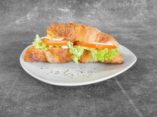 Croissant vegetal con queso y atún 