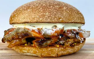 Porcheta Burger cu cartofi prajiti