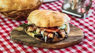 Svinjski ražnjić u lepinji