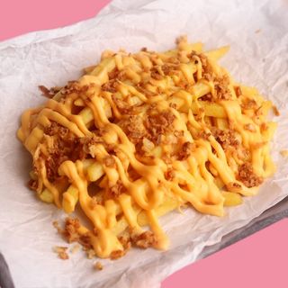 Картопля фрі з сиром та смаженою цибулею (175г)