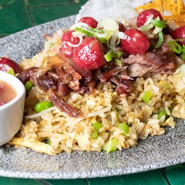 Arroz frito con confit de pato y frambuesas