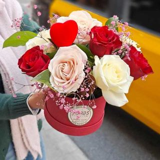 Sombrerera Roja Con Rosas