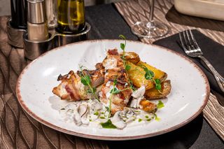 Pui a la chef cu prosciutto si sos de ciuperci