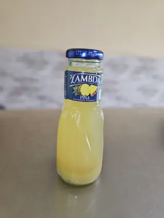 Jugo de piña ( botito de cristal)