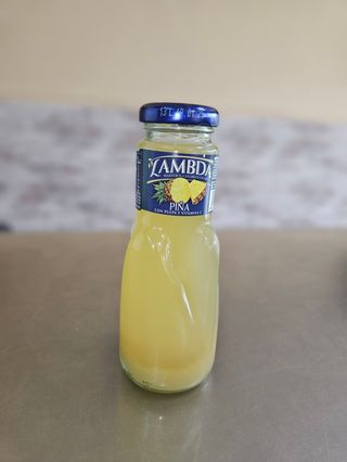 Jugo de piña ( botito de cristal)