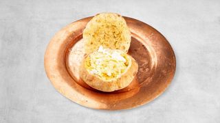 Lepinja punjena kajmakom i suvim vratom