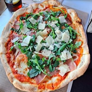 Pizza De Rúcula Y Speck