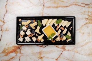 Асорті італійських сирів (205г)