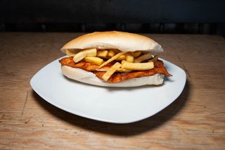 Panino con cotoletta e patatine