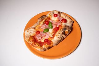 Doppio calzone bordo ripieno di cotto e mozzarella