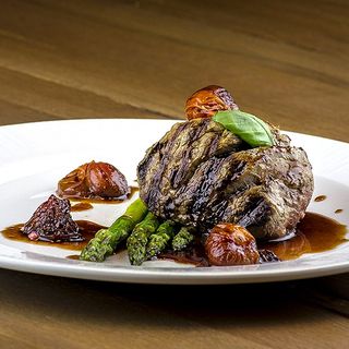 Mușchi de vita la gratar cu sos gorgonzolla, nuci si cartofi cuburi prajiti