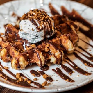 Gofre con sirope de chocolate blanco