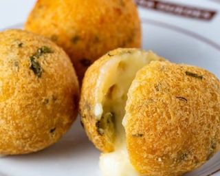 Bolinho de Bacalhau com Queijo de Ovelha
