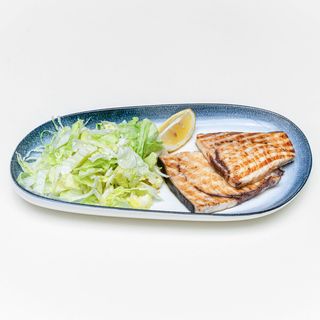 Pesce spada alla griglia e insalata verde