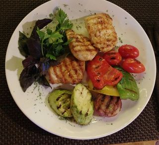 Куриное филе с овощами на гриле