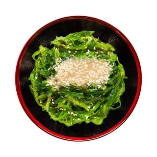 Salata Hiyashi Wakame cu sos de nuci