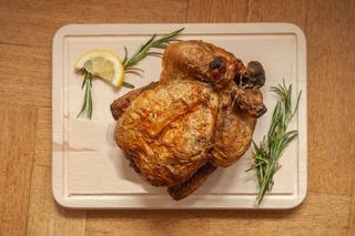 Pollo intero con insalata