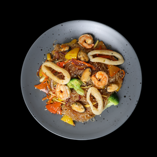 Фунчоза з морепродуктами у соусі пад тай.