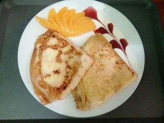 Naleśniki z dżemem i owocami 2szt