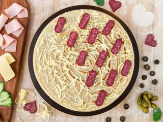 Палачинка с луканка, кашкавал и кисели краставички (230г)