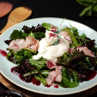 Салата бурата с прошуто кото и вишни