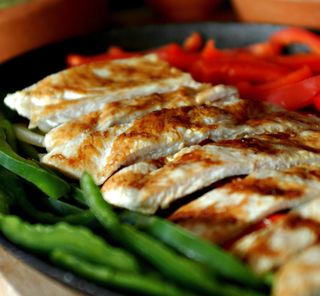 Pechuga con Papas y Ensalada