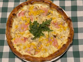 Піца з прошутто котто,грильованою куркою та маринованою цибулею 30 см (530g)