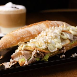 Bocadillo De Pata Y Aguacate