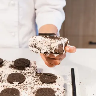 Brownie con mousse de Oreo