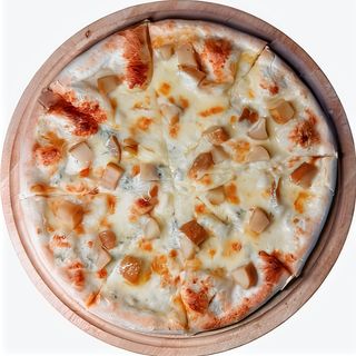 Пицца с грушей и сыром дорблю