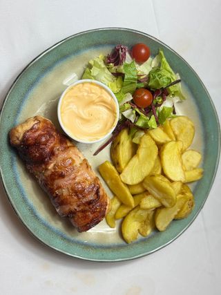 Rulou de curcan cu gorgonzola cu cartofi pai și sos la alegere