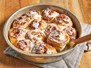 Cinnamon rolls (with toppings)