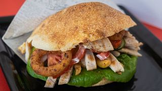 Sandwich cu piept de pui la grătar