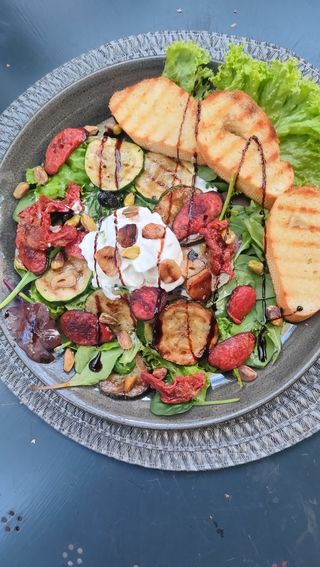 Sałata z burratą, chorizo i pistacjami