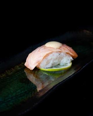 Salmón flambeado con lima