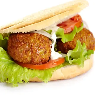 Falafel (kebab vegetal) + patatas fritas + bebida (330 ml.)