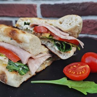 САНДВИЧ С ПРОШУТО В ПИТКА НА ПЕЩ 